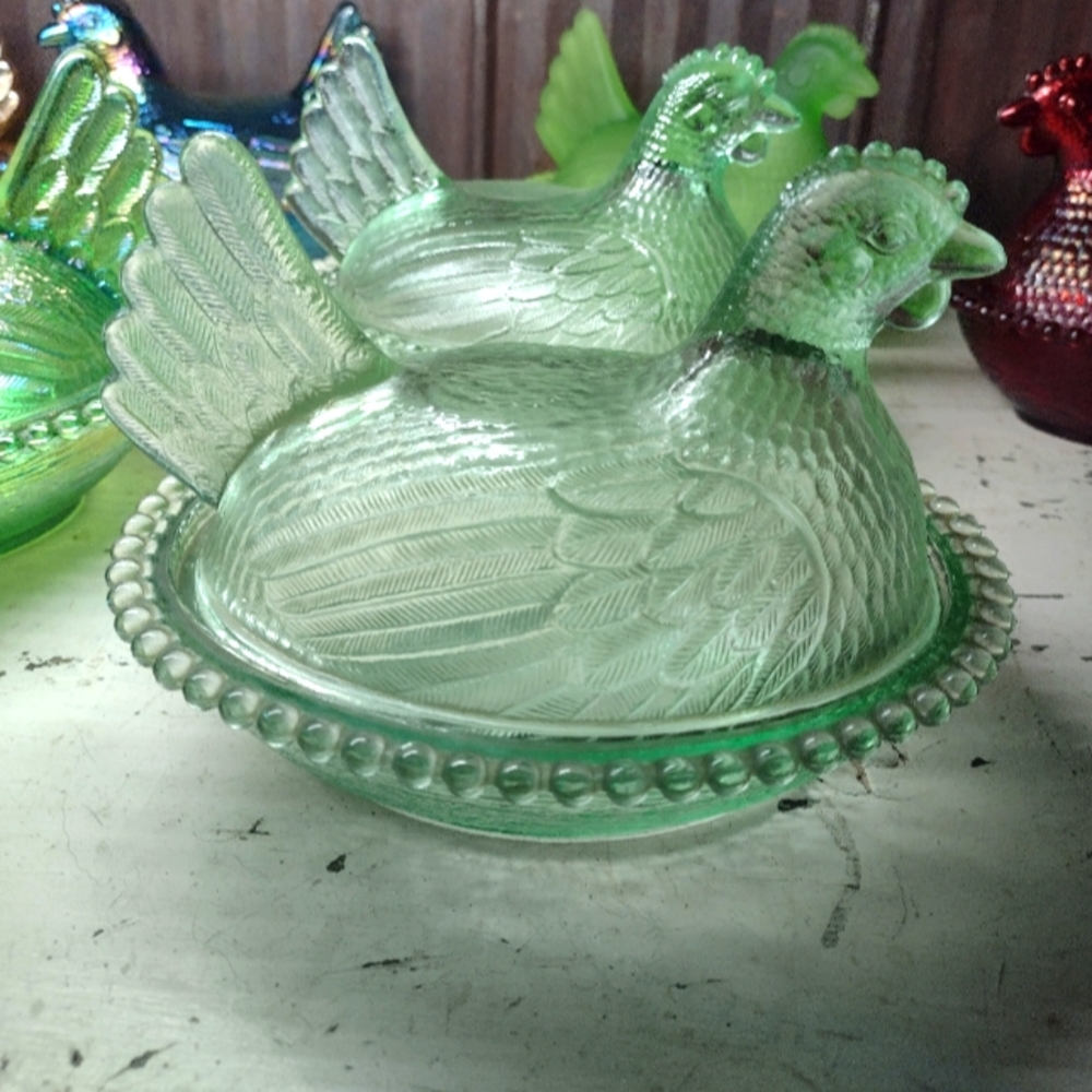 Vintage glass hen on nest. 7"